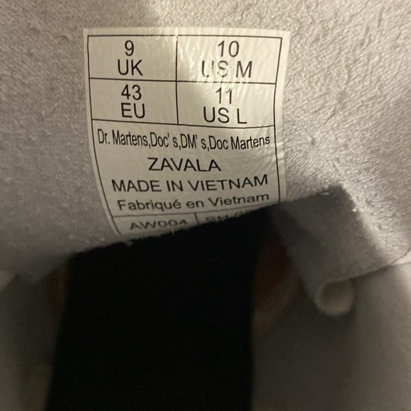 Dr. Martens shoes in like new condition.  Does have a small black mark - Picture 6 of 6